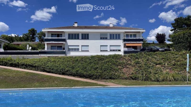 Spacieux 5.5 pc avec cheminée, piscine et vue sur lac (1)