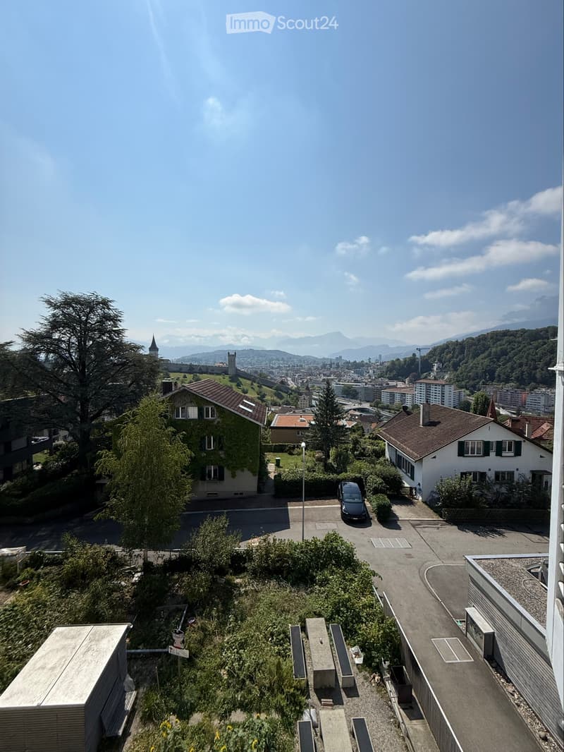 Helle 3 Zimmer Dachwohnung mit schöner Aussicht (4)