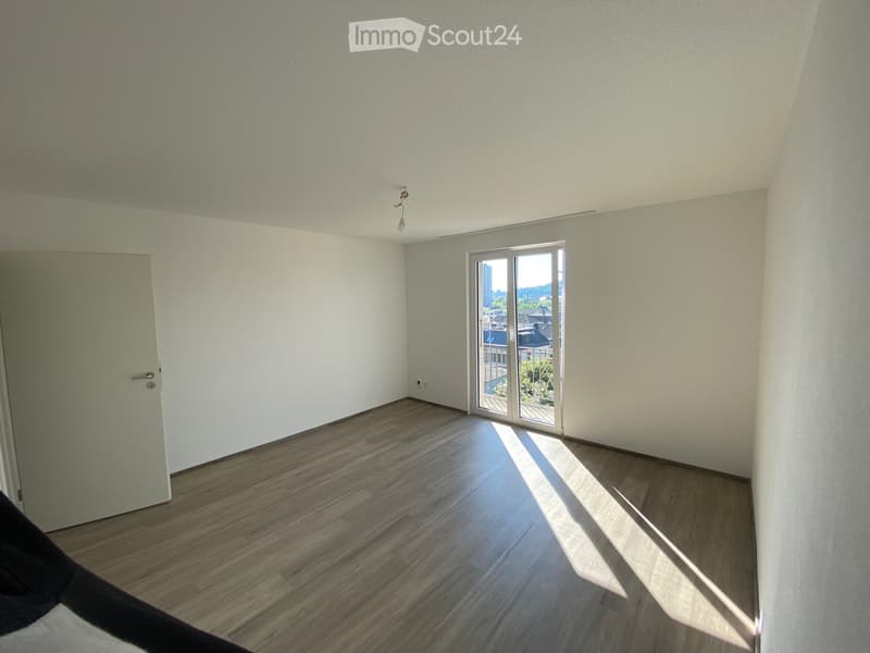 Top-Aussicht & Stadtnah: Frisch renovierte 3.5-Zi.-Wohnung (2)