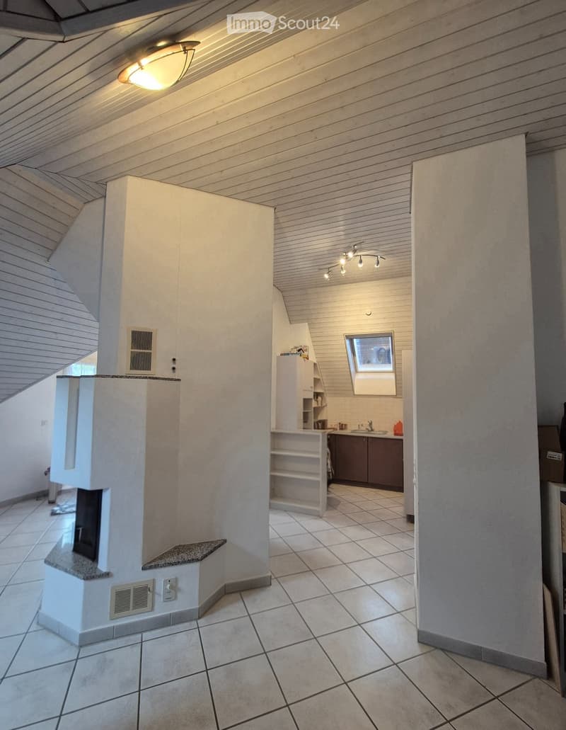 Dachwohnung mit Chemine und Balkon ,2.5 Zimmer hell getäfert (5)
