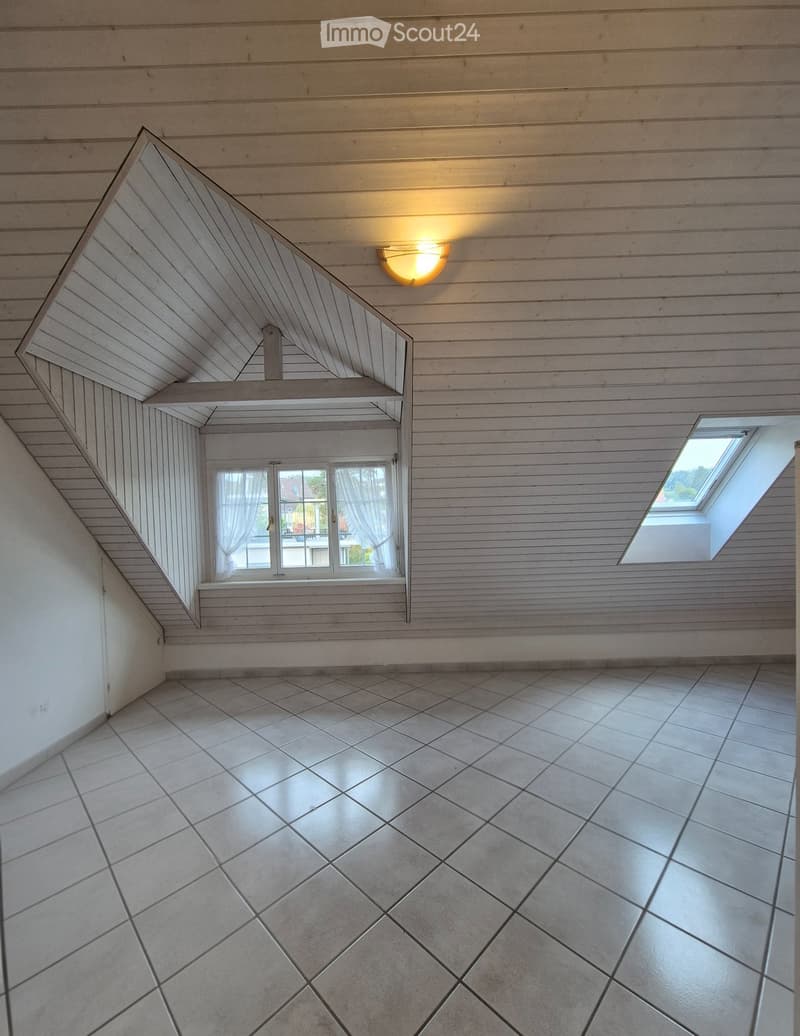 Dachwohnung mit Chemine und Balkon ,2.5 Zimmer hell getäfert (4)