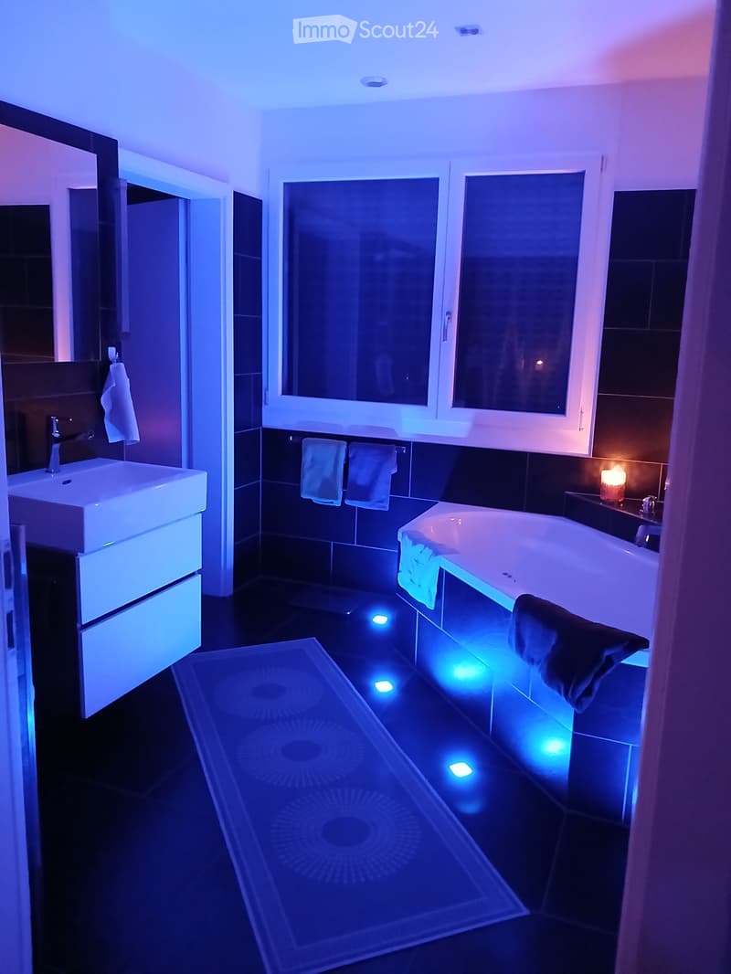 Tolles Zimmer mit eigenem Bad und Badewanne (3)