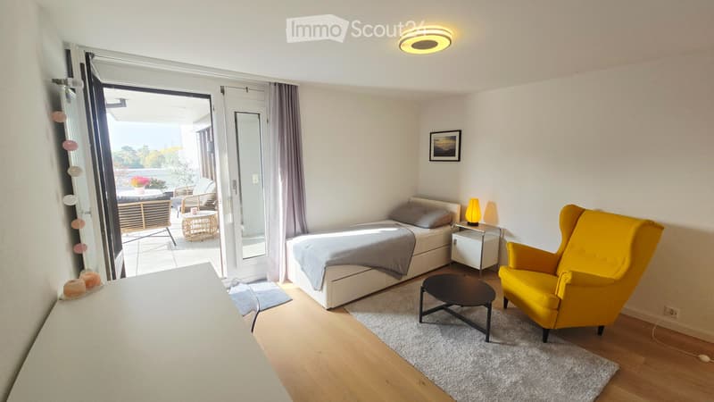 Helles, möbliertes Zimmer mit direktem Zugang zur Terrasse (1)