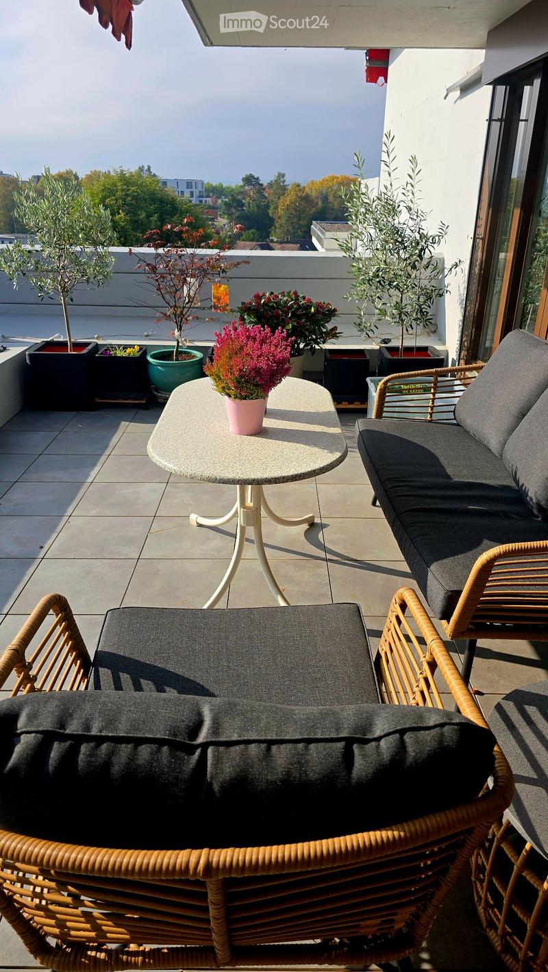 Helles, möbliertes Zimmer mit direktem Zugang zur Terrasse (2)