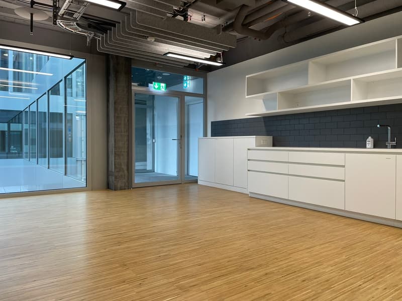 Attraktive, ausgebaute Fläche für leichtes Gewerbe im THE CIRCLE - ca. 340 m2 -) (2)