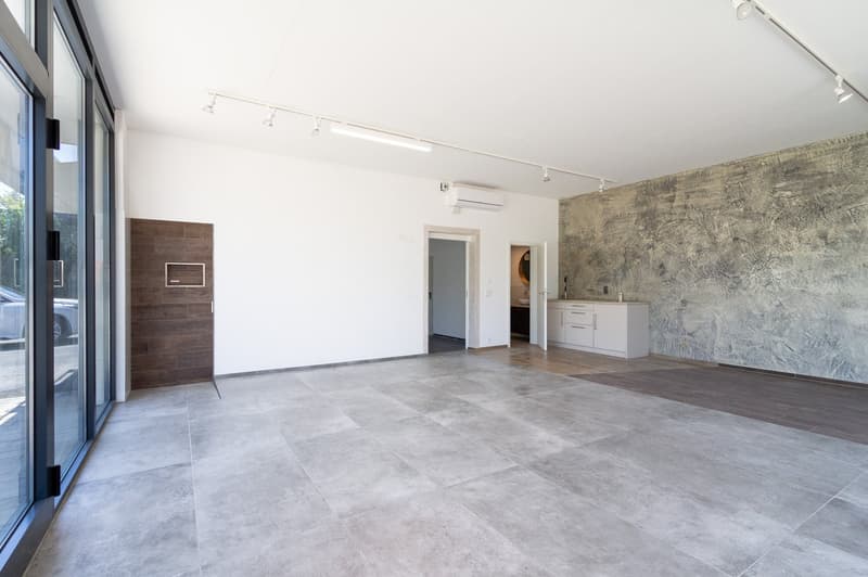 Versatile retail space in a central and highly visible location (4)