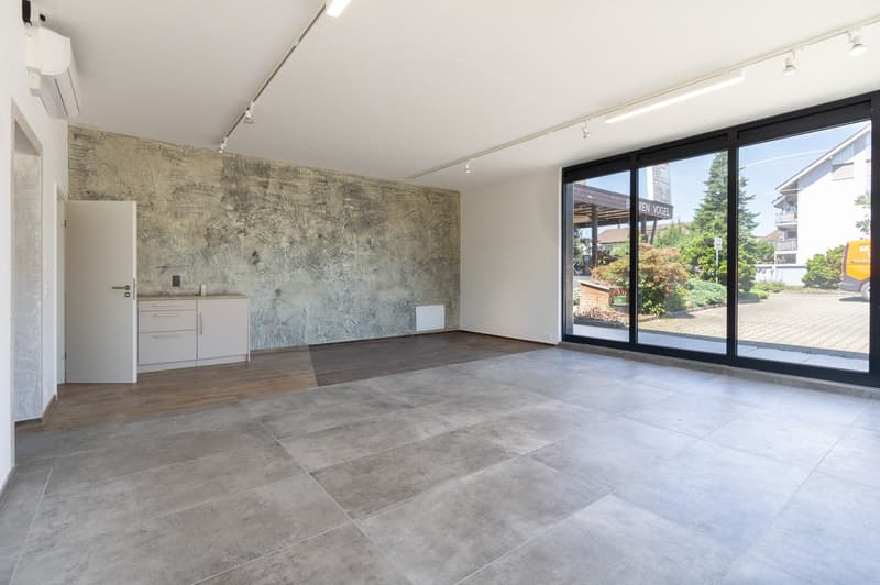 Versatile retail space in a central and highly visible location (5)