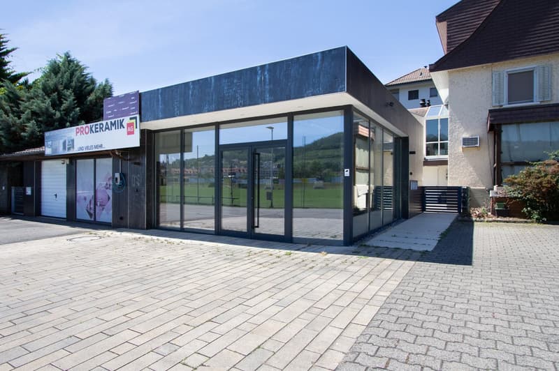 Versatile retail space in a central and highly visible location (1)