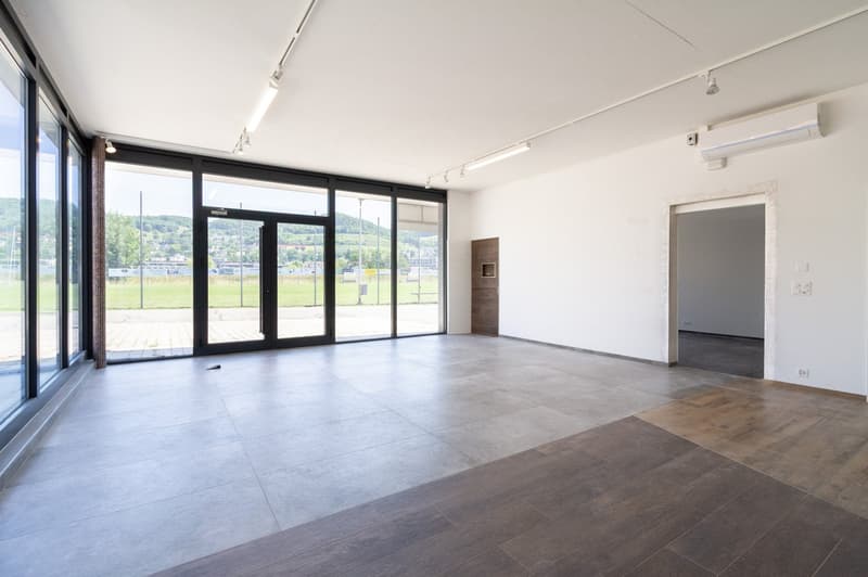 Versatile retail space in a central and highly visible location (3)
