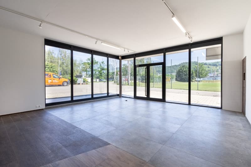 Versatile retail space in a central and highly visible location (2)