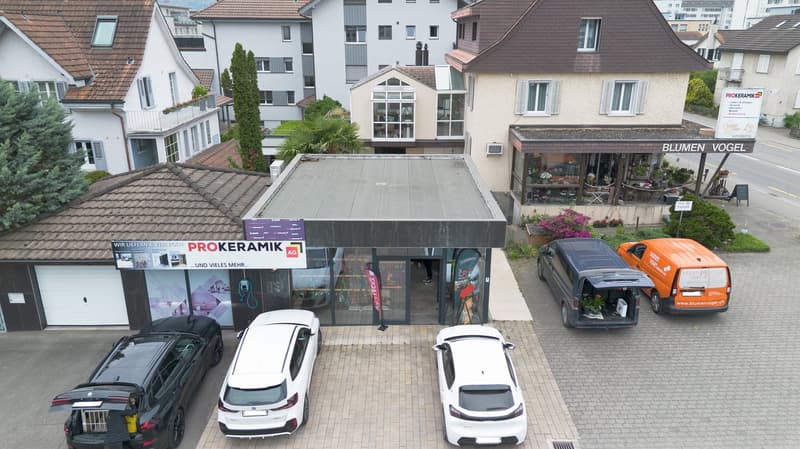 Versatile retail space in a central and highly visible location (9)