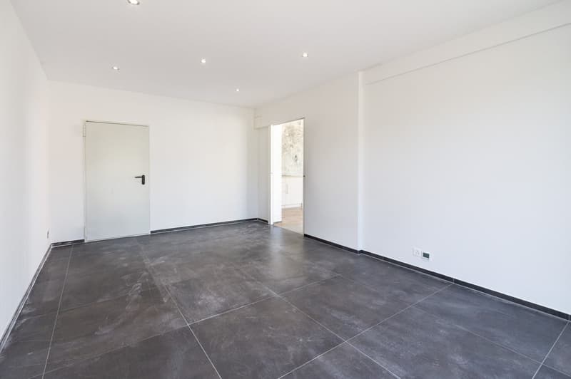 Versatile retail space in a central and highly visible location (8)