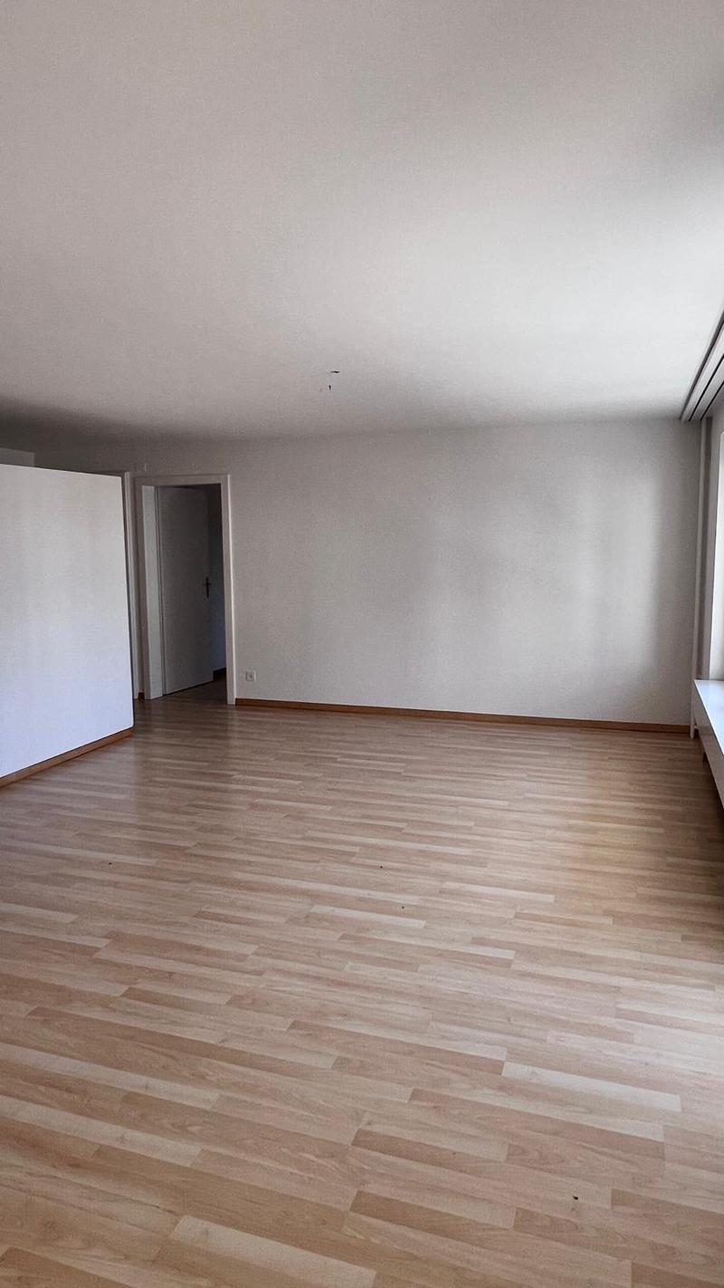 Moderne 4.5-Zimmer-Wohnung mit Balkon in ruhiger Lage in Leuggern (4)