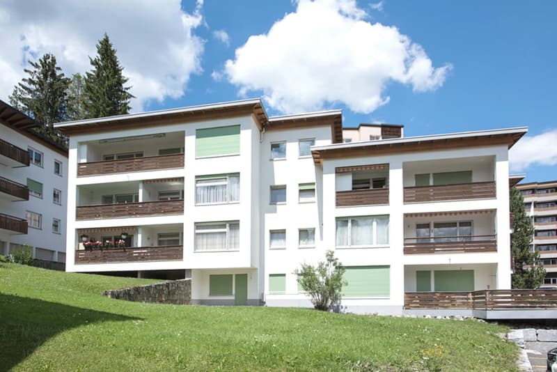 Stilvoll renovierte 4-Zimmer-Wohnung in Davos Platz – möbliert und ruhig gelegen (1)