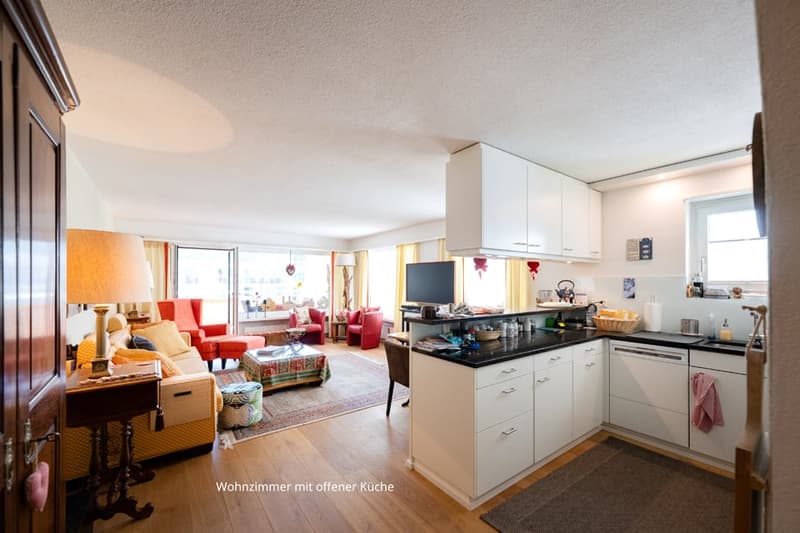 Wohnzimmer mit offener Küche
