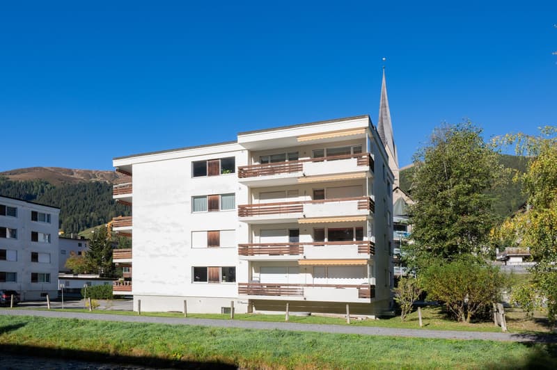 Charmante 3.5-Zimmer-Dachwohnung mit Balkon und Bergblick in Davos Platz (1)