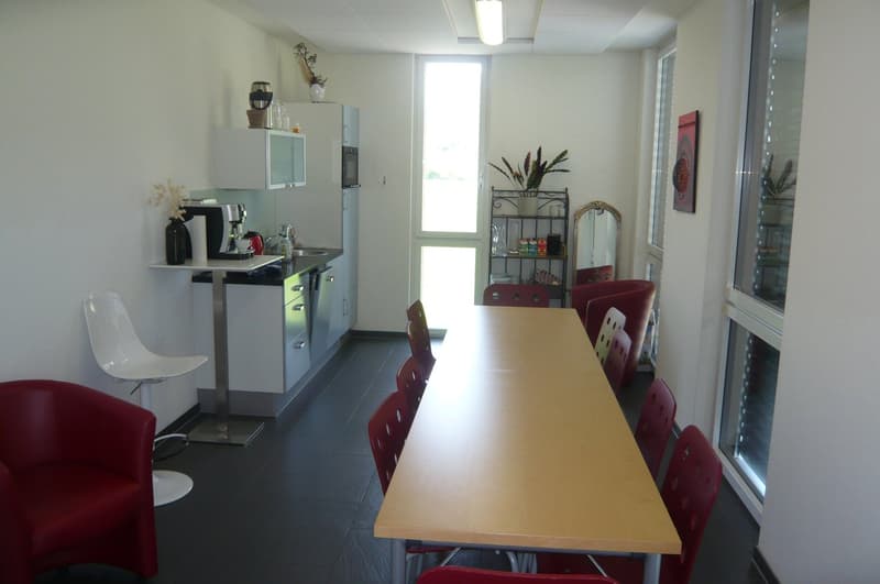 Espace de bureau dans un immeuble de bureaux et de commerce représentatif (4)