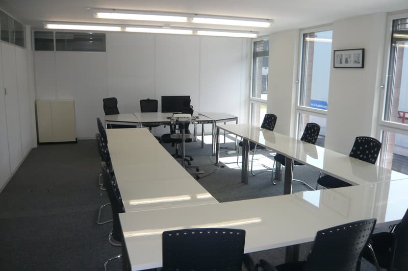 Espace de bureau dans un immeuble de bureaux et de commerce représentatif (5)