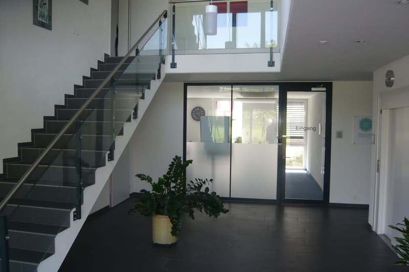 Bureau dans un immeuble de bureaux et d'activités représentatif (3)