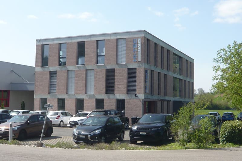 Bureau dans un immeuble de bureaux et d'activités représentatif (2)