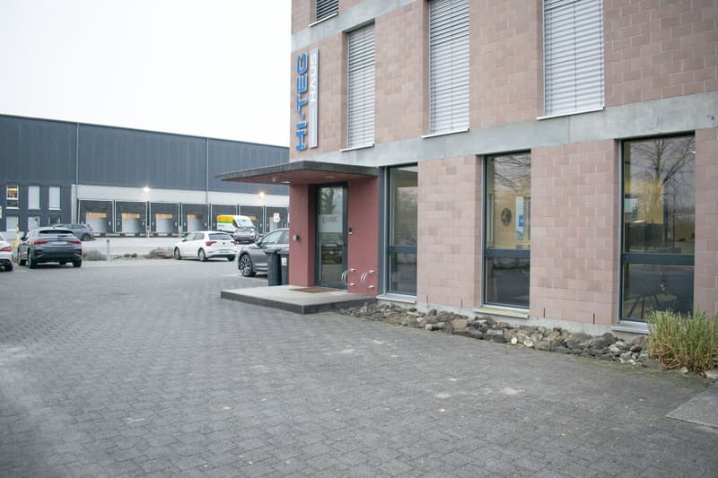 Espaces de bureau/commerciaux représentatifs au rez-de-chaussée à Pfungen (3)