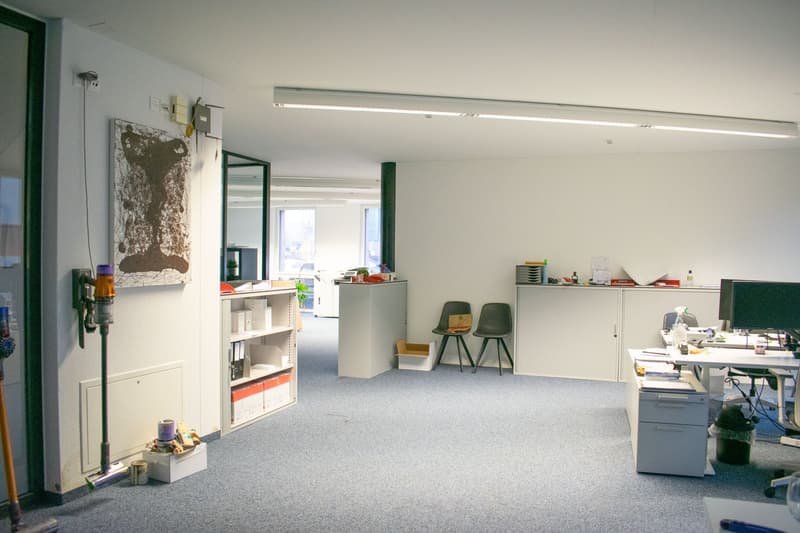 Espaces de bureau/commerciaux représentatifs au rez-de-chaussée à Pfungen (9)