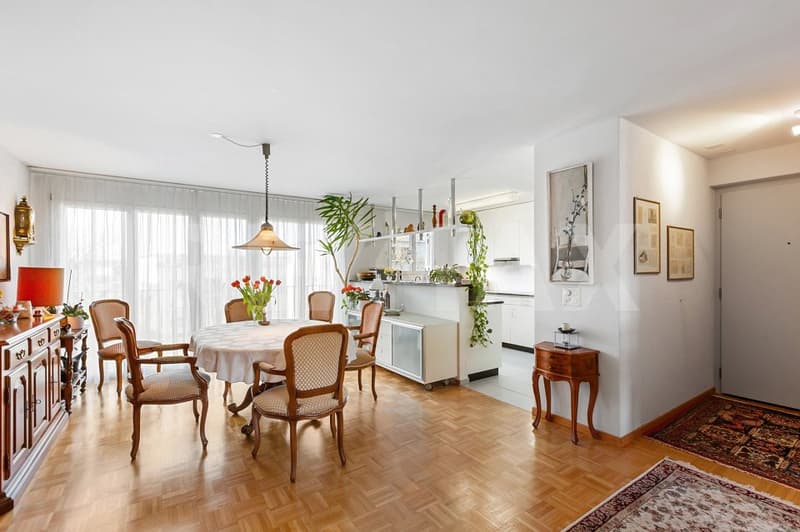 Spacious 4.5(-5.5)-room apartment on the 2nd floor with a view (4)
