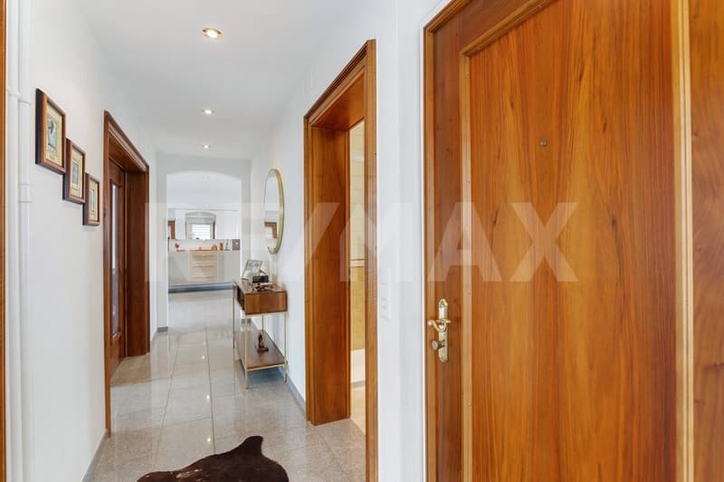 Stylish living with separate commercial space (dentist's office rented) (5)