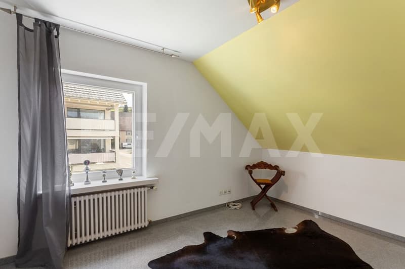 Stylish living with separate commercial space (dentist's office rented) (11)