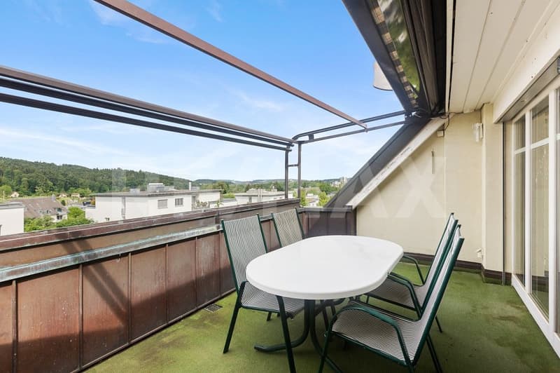 Charming 4.5-room attic apartment with sunny balcony and panoramic view (3)