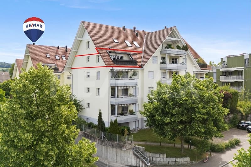 Charming 4.5-room attic apartment with sunny balcony and panoramic view (1)