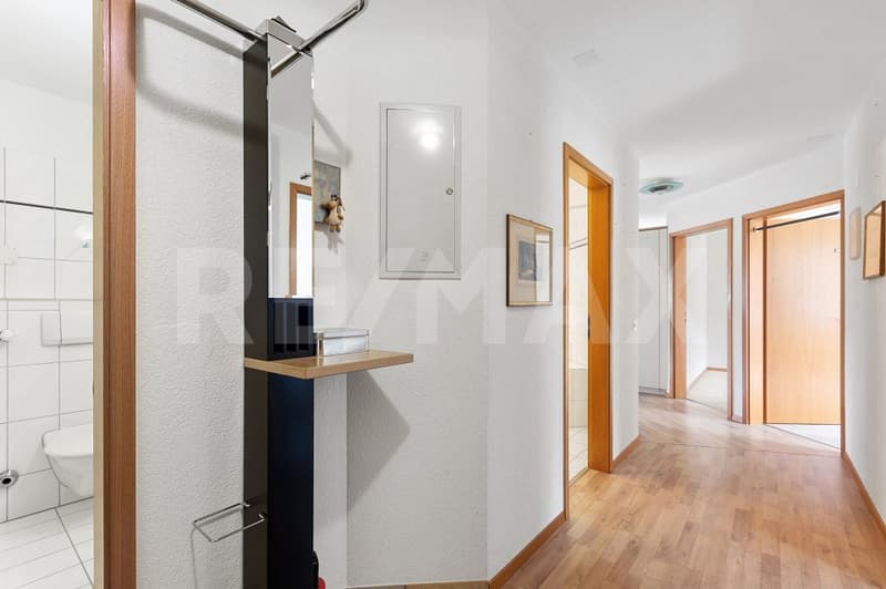 Charming 4.5-room attic apartment with sunny balcony and panoramic view (4)