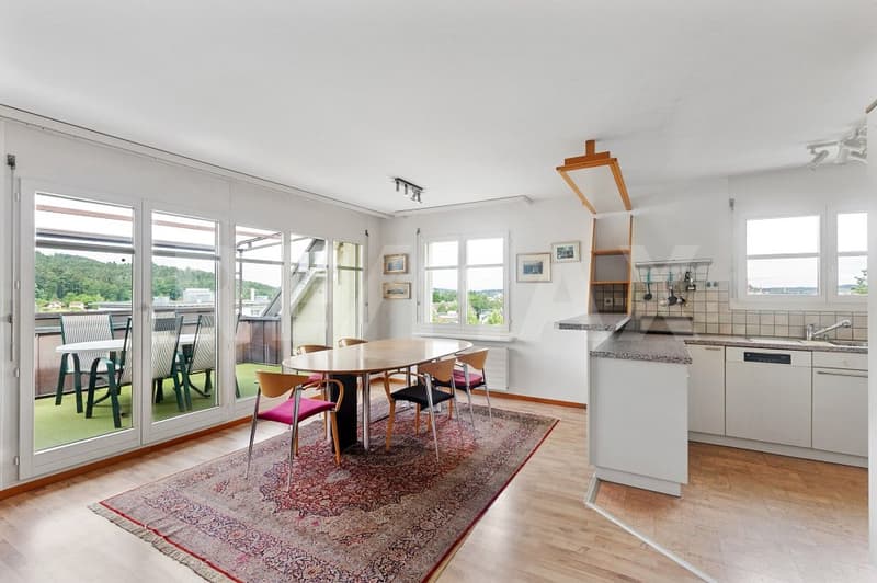Charming 4.5-room attic apartment with sunny balcony and panoramic view (5)