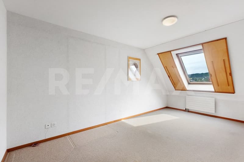 Charming 4.5-room attic apartment with sunny balcony and panoramic view (8)