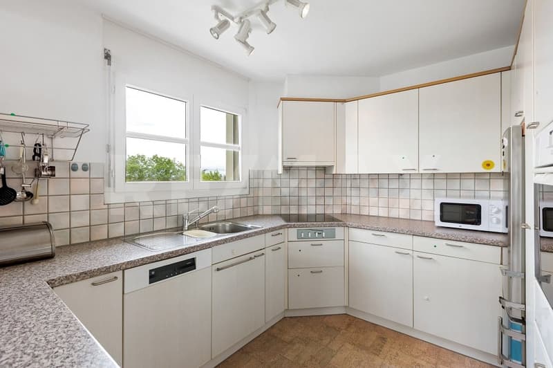 Charming 4.5-room attic apartment with sunny balcony and panoramic view (7)