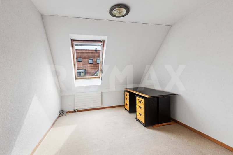 Charming 4.5-room attic apartment with sunny balcony and panoramic view (9)