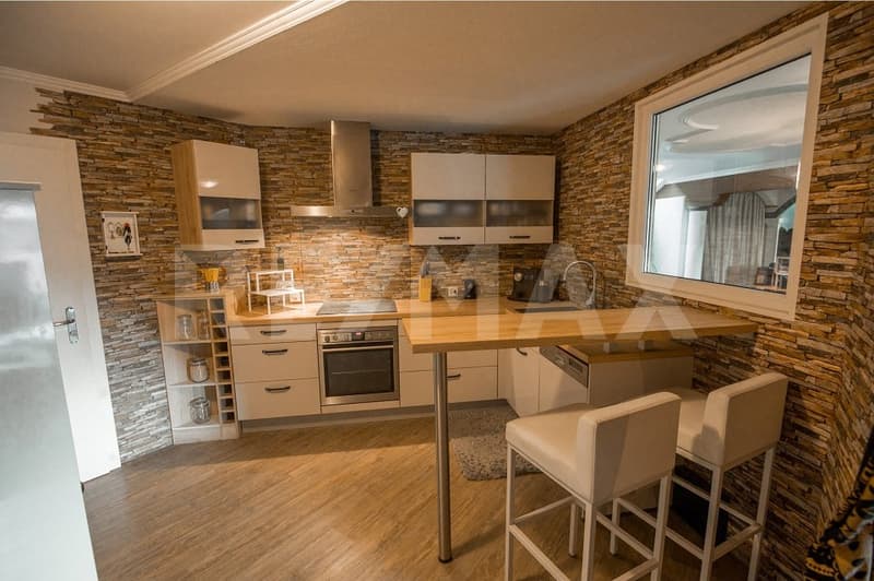 Grande casa familiare con vista panoramica, appartamento e potenziale di sviluppo (10)