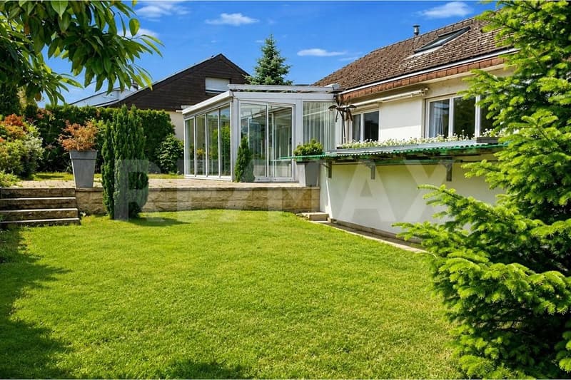 Detached 8-room single-family house with idyllic garden (11)