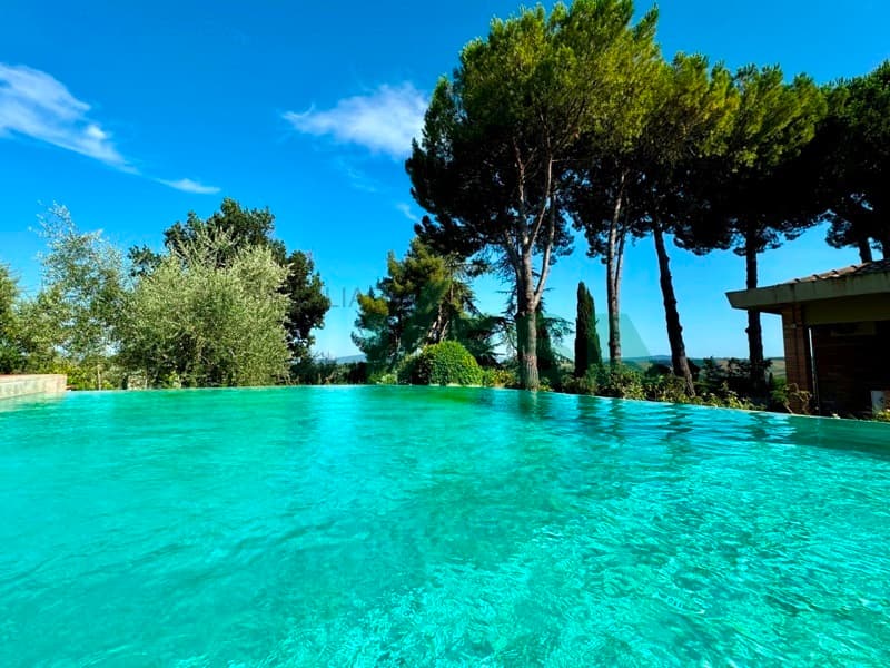 Wonderful property on the edge of beautiful San Gimignano, Tuscany (2)