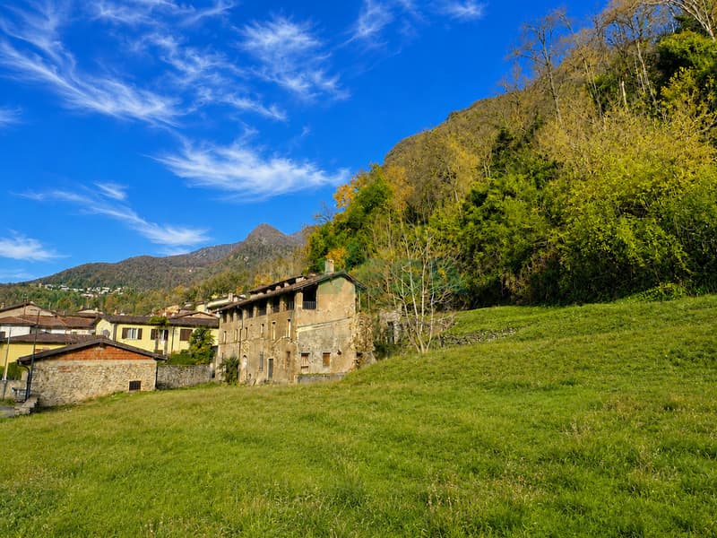 Bel terreno edificabile in splendida posizione tranquilla e soleggiata (1)