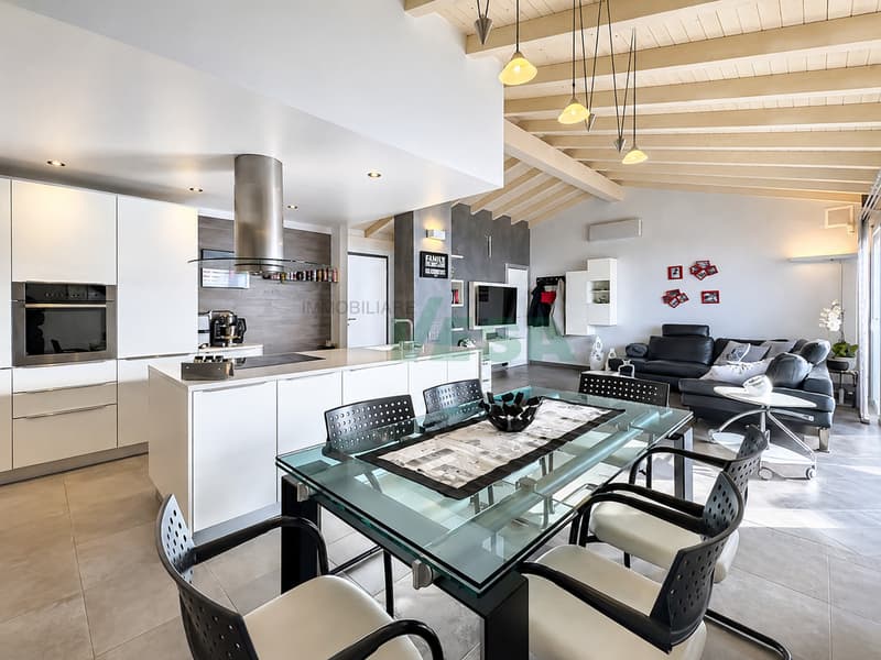 Moderna e luminosa villa mono-bifamiliare con splendida vista aperta (3)