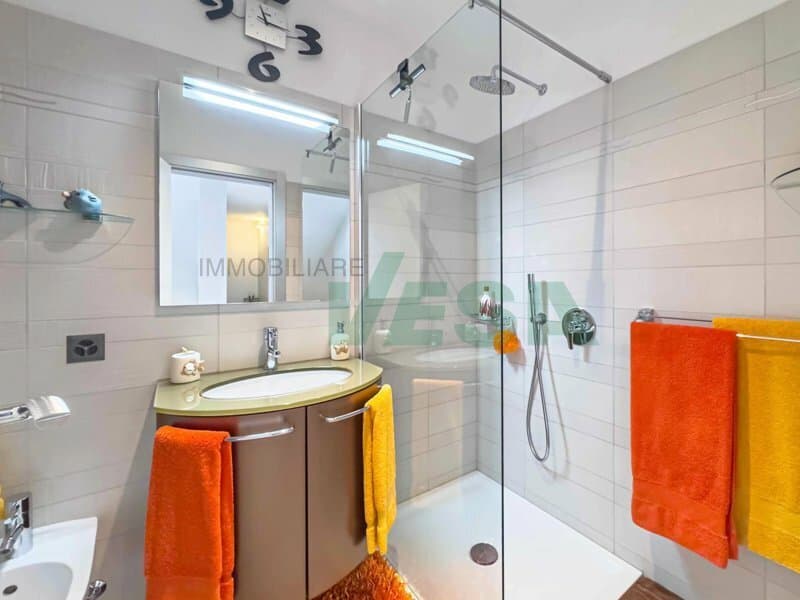 Moderna e luminosa villa mono-bifamiliare con splendida vista aperta (11)