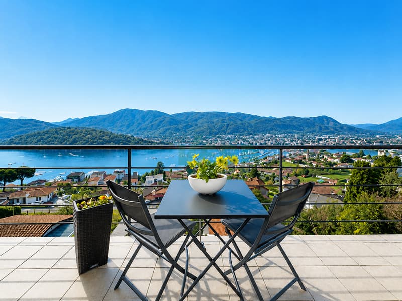 Moderna e luminosa villa mono-bifamiliare con splendida vista aperta (2)