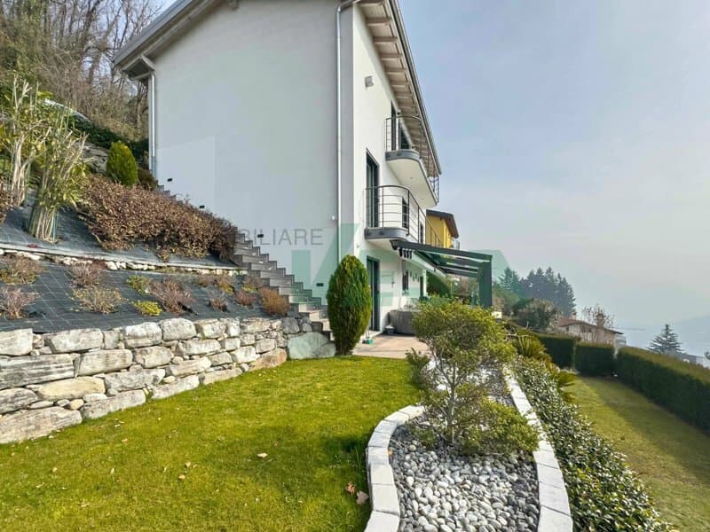 Moderna e luminosa villa mono-bifamiliare con splendida vista aperta (7)