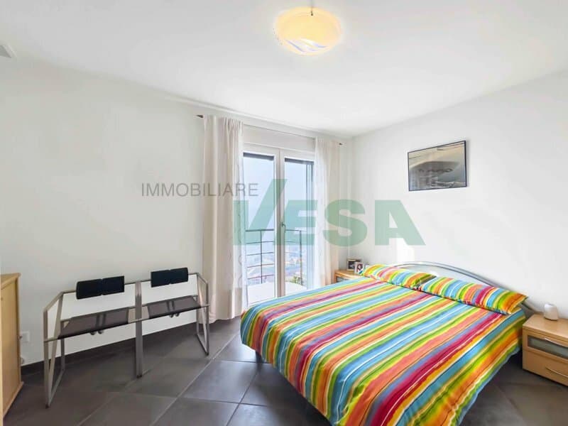 Moderna e luminosa villa mono-bifamiliare con splendida vista aperta (12)