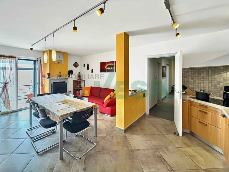 Moderna e luminosa villa mono-bifamiliare con splendida vista aperta (8)
