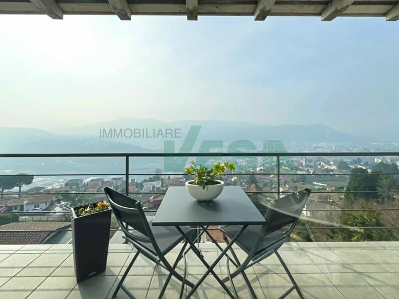Moderna e luminosa villa mono-bifamiliare con splendida vista aperta (2)