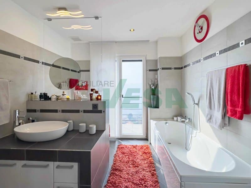 Moderna e luminosa villa mono-bifamiliare con splendida vista aperta (10)