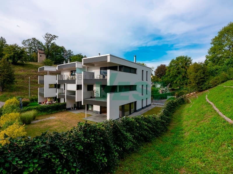 Splendido attico 7,5 locali con grande terrazza e parziale vista lago (2)