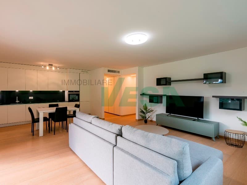 Splendido attico 7,5 locali con grande terrazza e parziale vista lago (6)